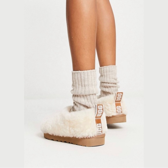 NWOT women’s UGG classic cozy shearling bootie in natural Size US 9 UK 7 EU 40 - Picture 2 of 9